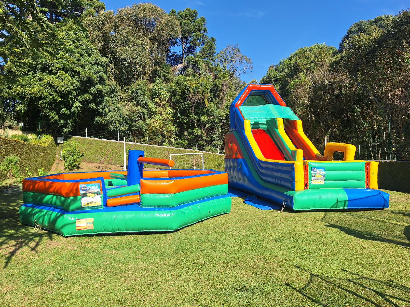 Brinquedos infláveis Dedei - Tobogã e campo de futebol