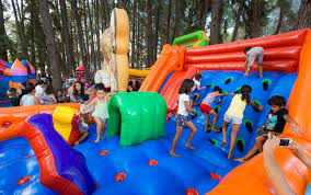 Crianças brincando em brinquedo inflável Dedei